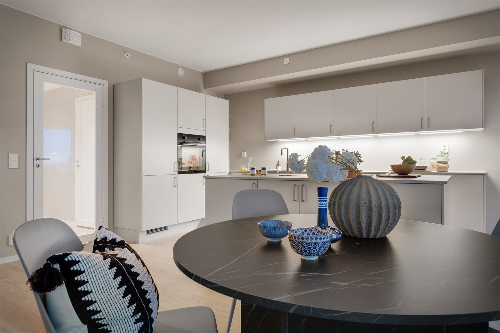 Praktisk kjøkken/spisebord løsning Galleribilde