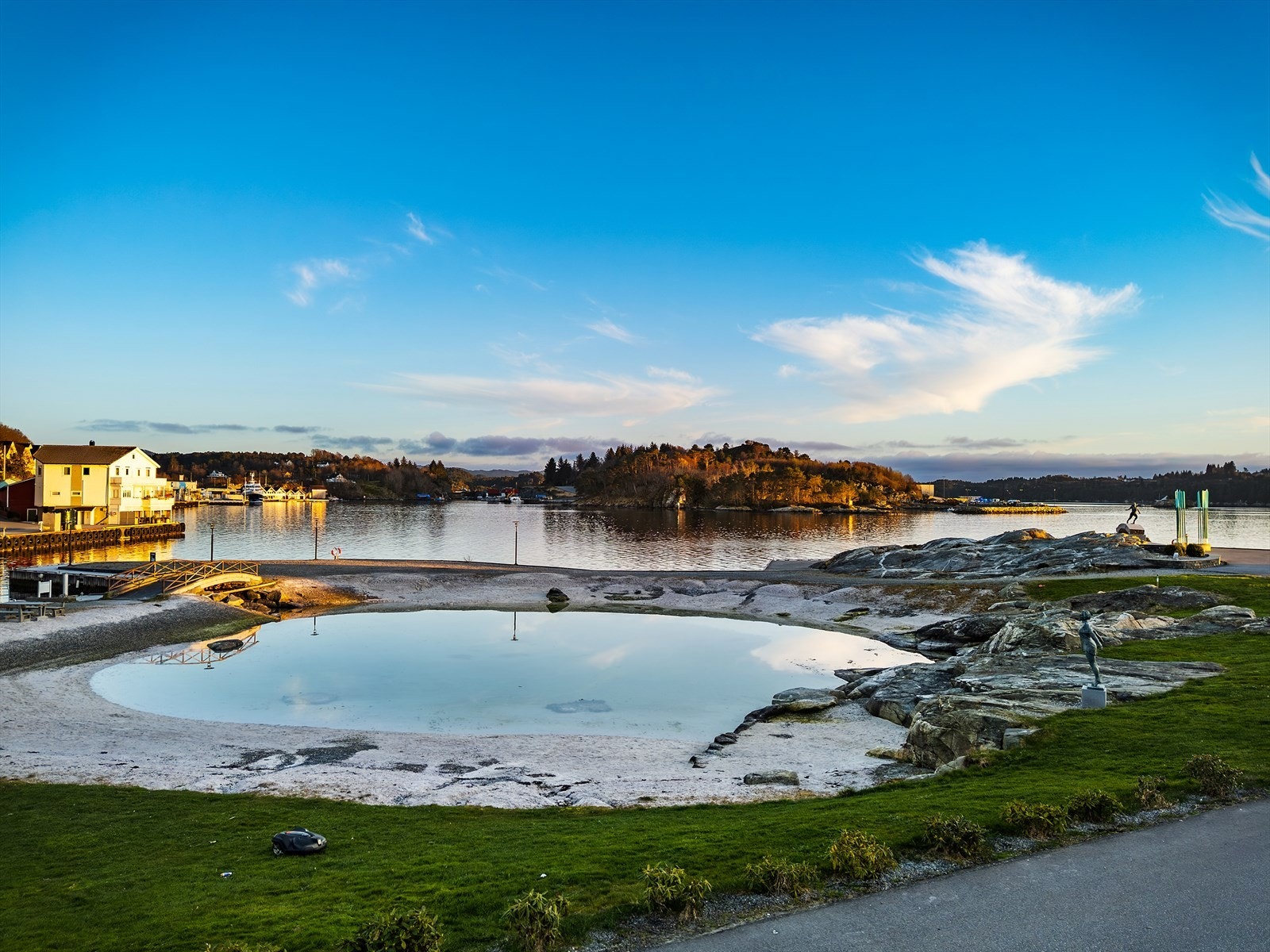 Her kan både store og små bade og nye solrike dager Galleribilde