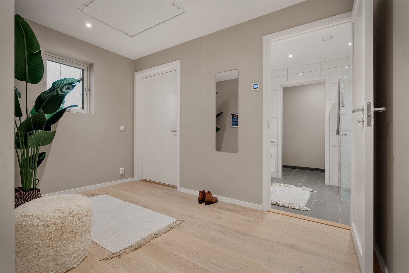 Lys og innbydende entré med moderne detaljer og god plass Galleribilde