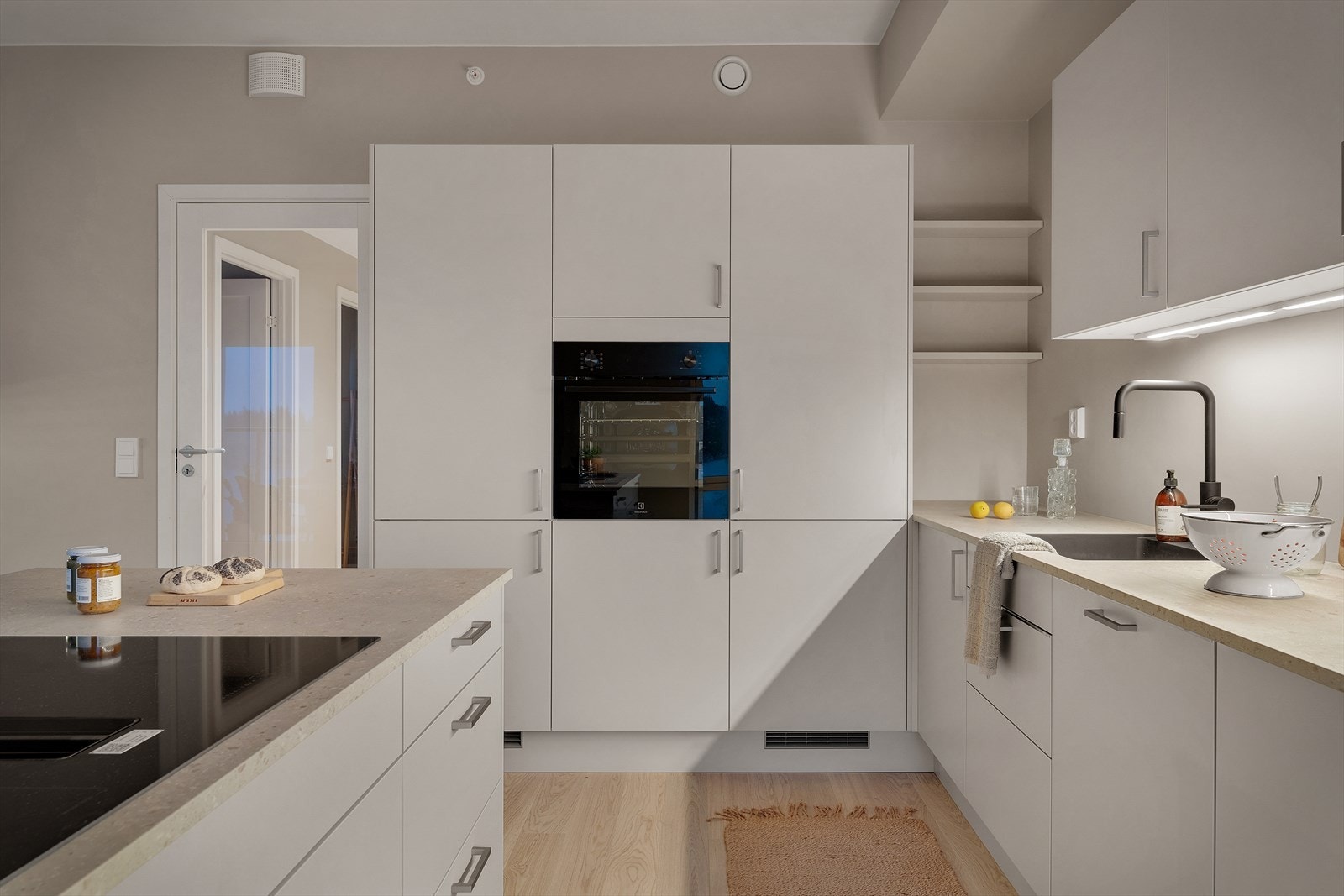 Mye skapplass som gjør det enkelt å holde kjøkkenet rent Galleribilde