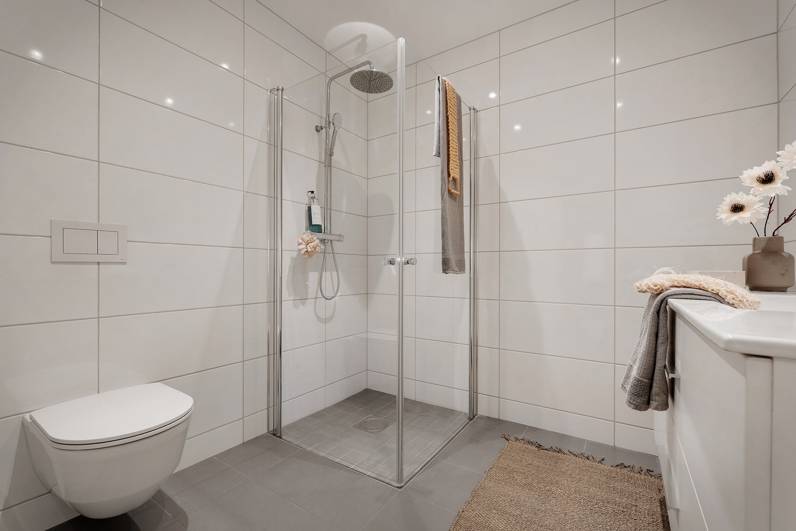 Dusjhjørne og vegghengt toalett Galleribilde