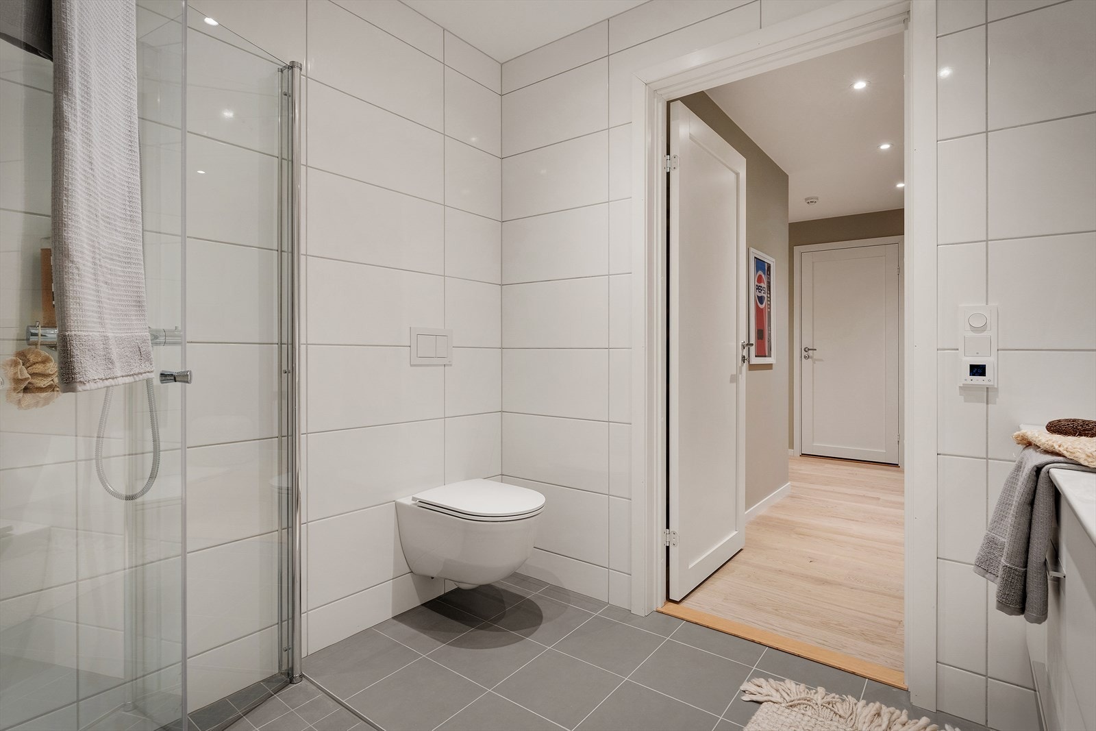 Lyst og moderne bad med flislagte overflater Galleribilde