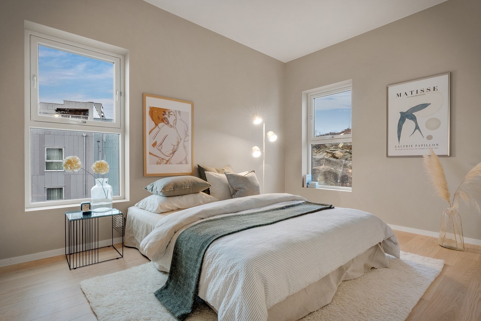 Største soverommet på 12m² med vindusflater som slipper inn naturlig lys Galleribilde