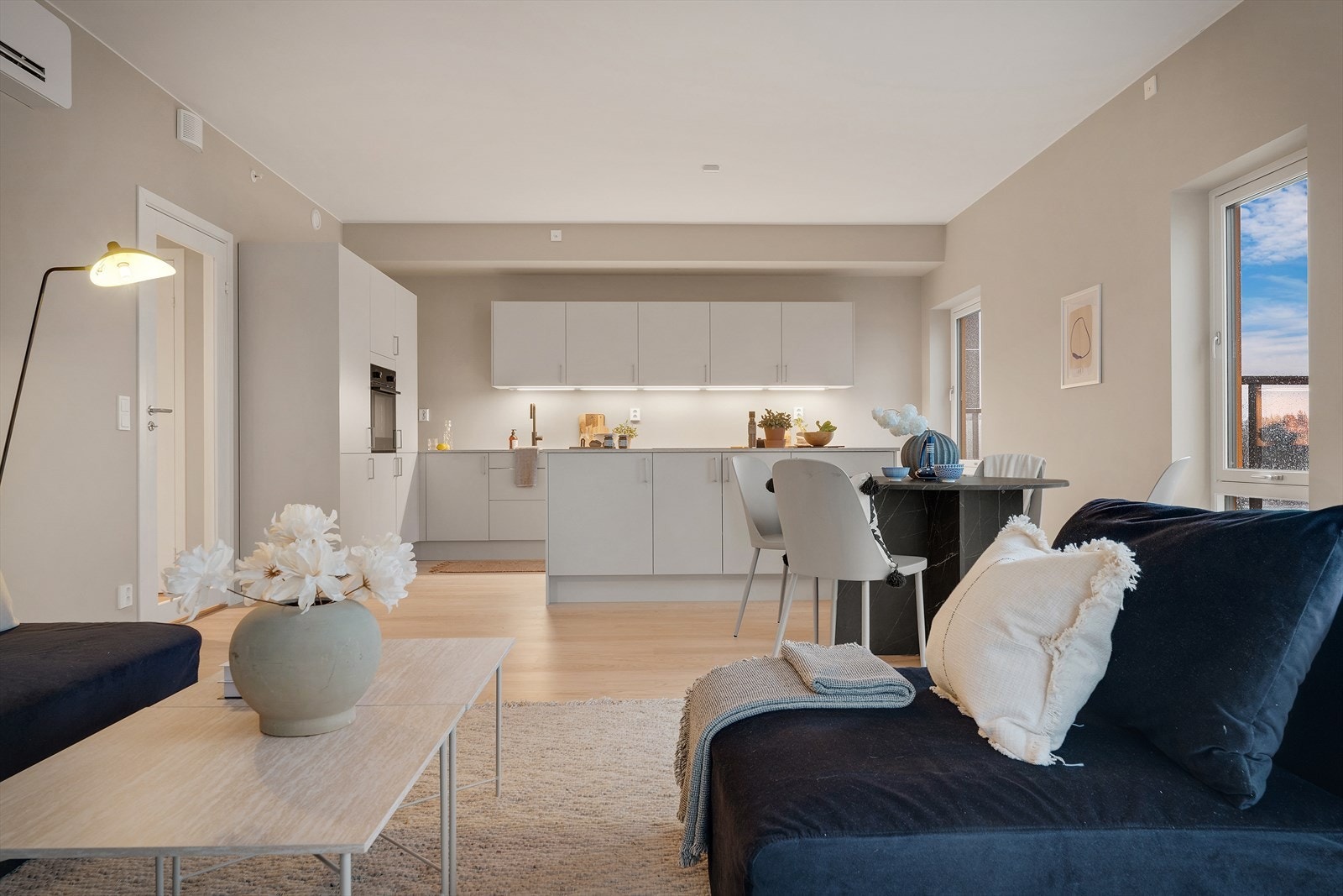 Med en åpen stue- og kjøkken løsning skaper det en sosial sone Galleribilde