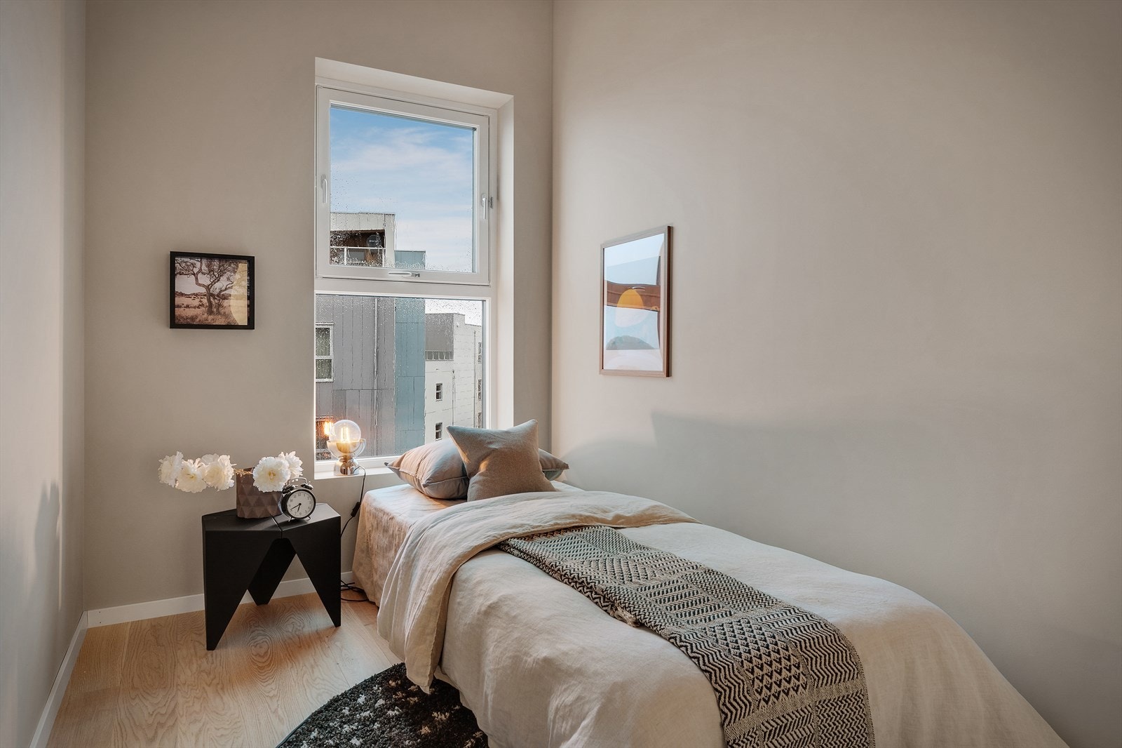 Det minste soverommet har også vindusflater som slipper inn naturlig lys Galleribilde