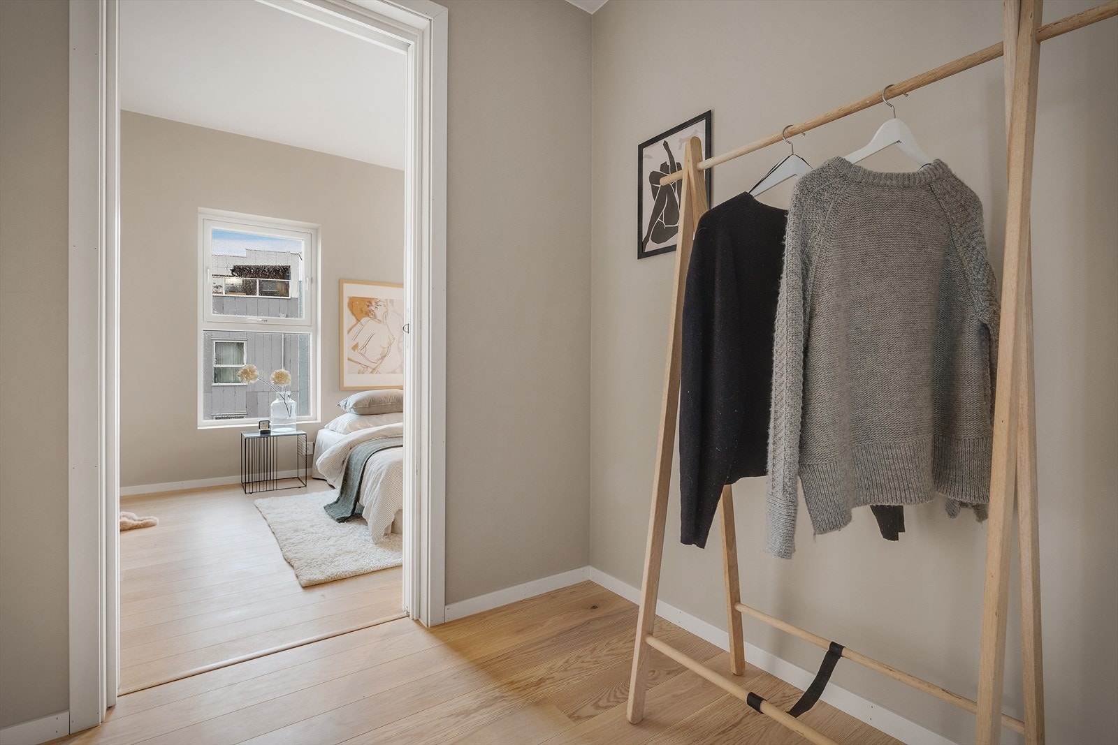 Lyst og innbydende soverom med moderne detaljer og godt lysinnslipp. Galleribilde