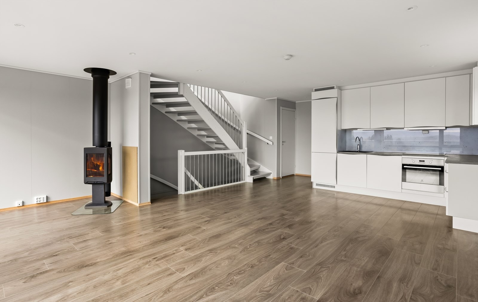 Stuen har god plass til sofaseksjon, mediemøbler og spisebord. Galleribilde