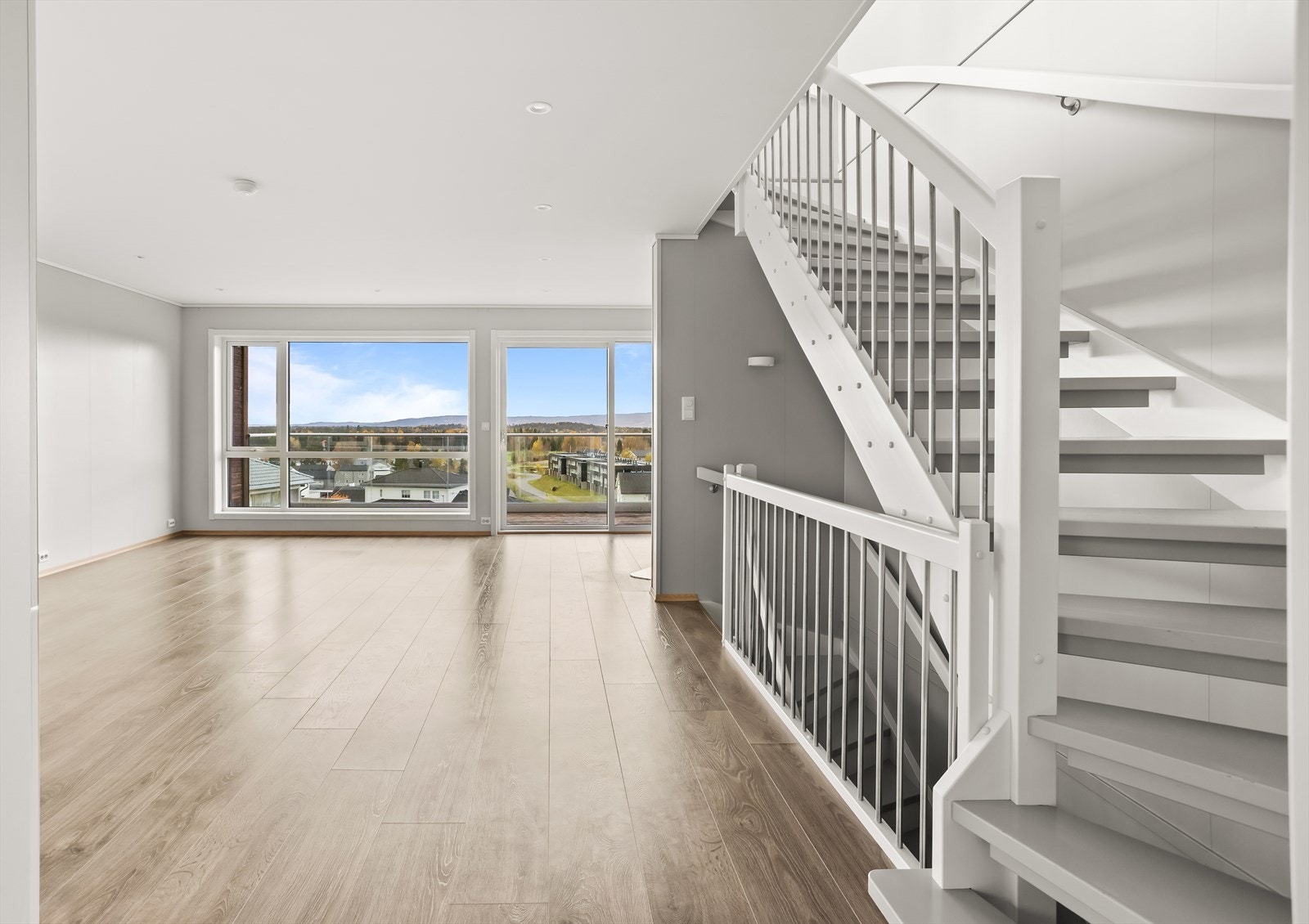 Store vindusflater slipper inn rikelig med naturlig lys og rammer inn utsikten over nærområdet. Galleribilde