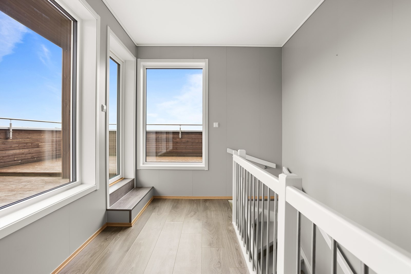 En åpen trapp fører opp til en stor og usjenert takterrasse. Galleribilde