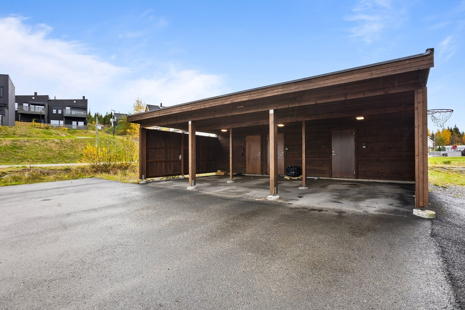 Bilen parkeres i egen carport. Herfra er det også inngang til en ekstern bod. Galleribilde