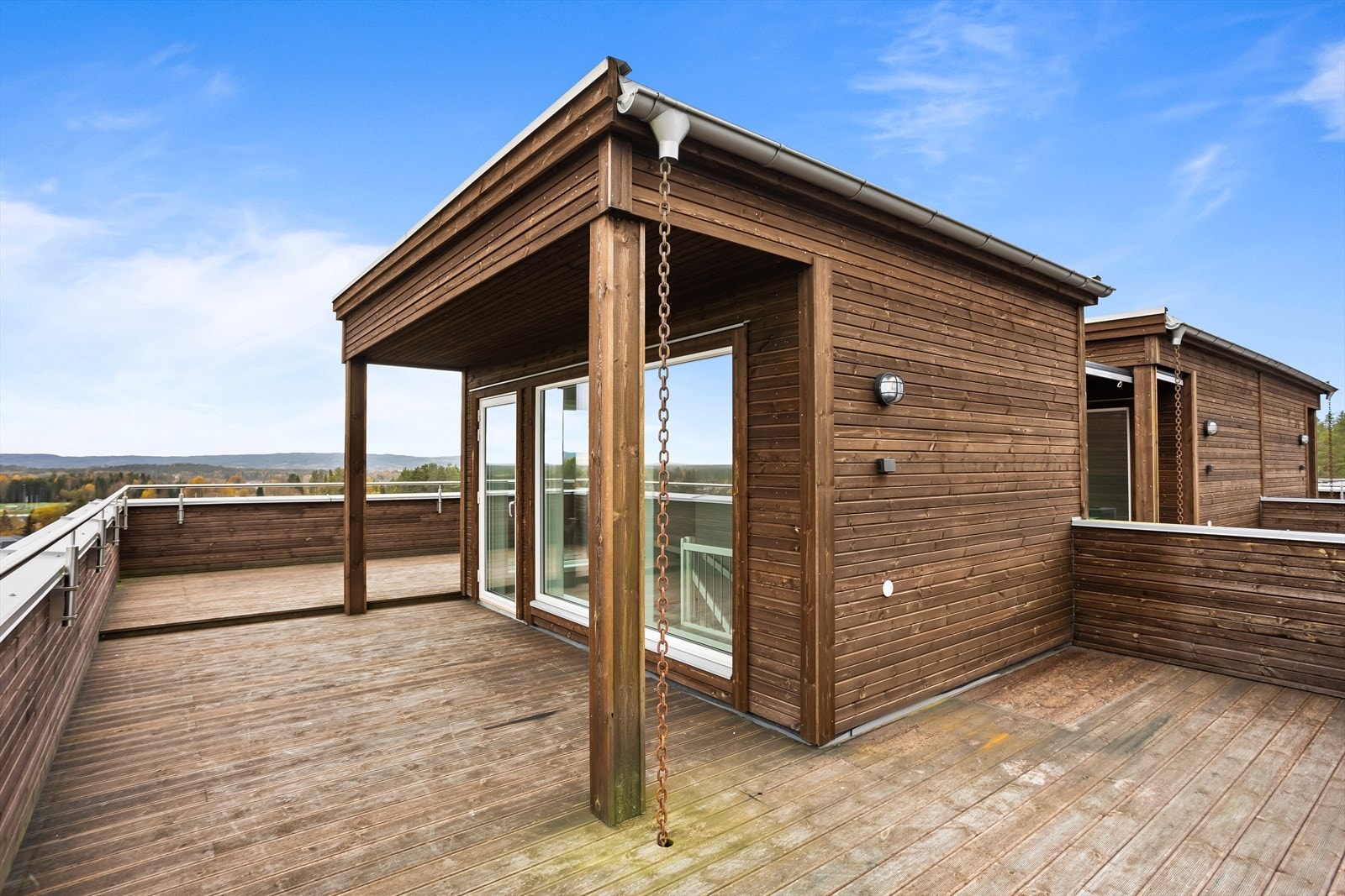 Takterrassen er en av boligens flere hyggelige uteplasser, med gode utsiktsforhold. Galleribilde