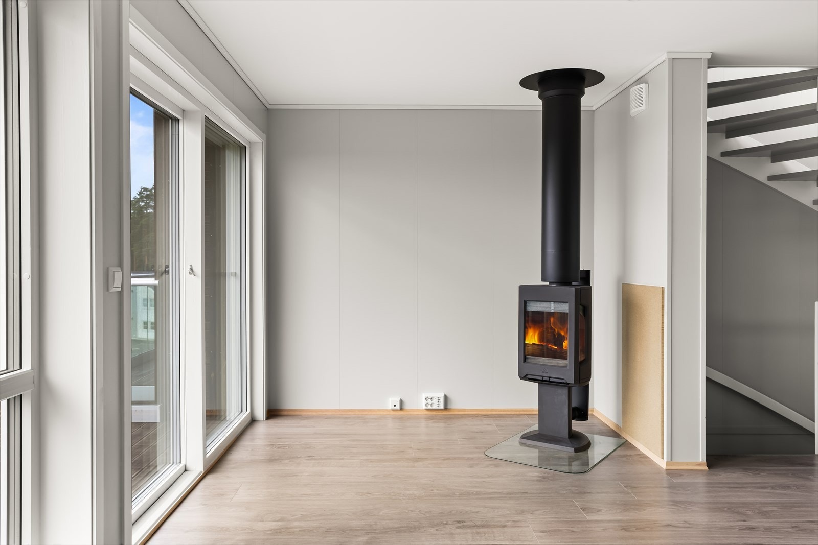 Peisovnen i stuen gir en effektiv varmekilde og bidrar til en lun atmosfære. Galleribilde