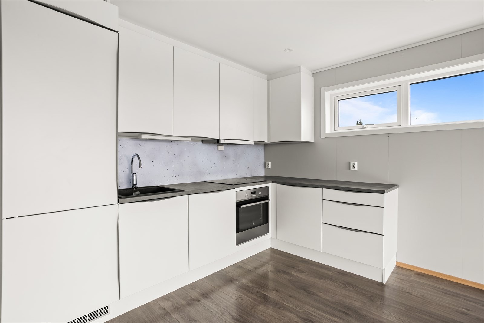 Det er godt med lagringsplass i skap og skuffer samt godt med benkeplass. Galleribilde