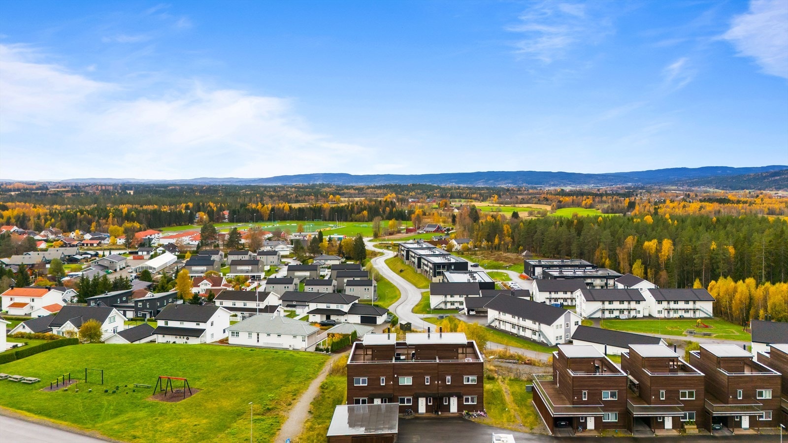 Med kun ca. 10 minutter til Gardermoen og 45 minutter til Oslo er beliggenheten sentral for pendlere. Galleribilde