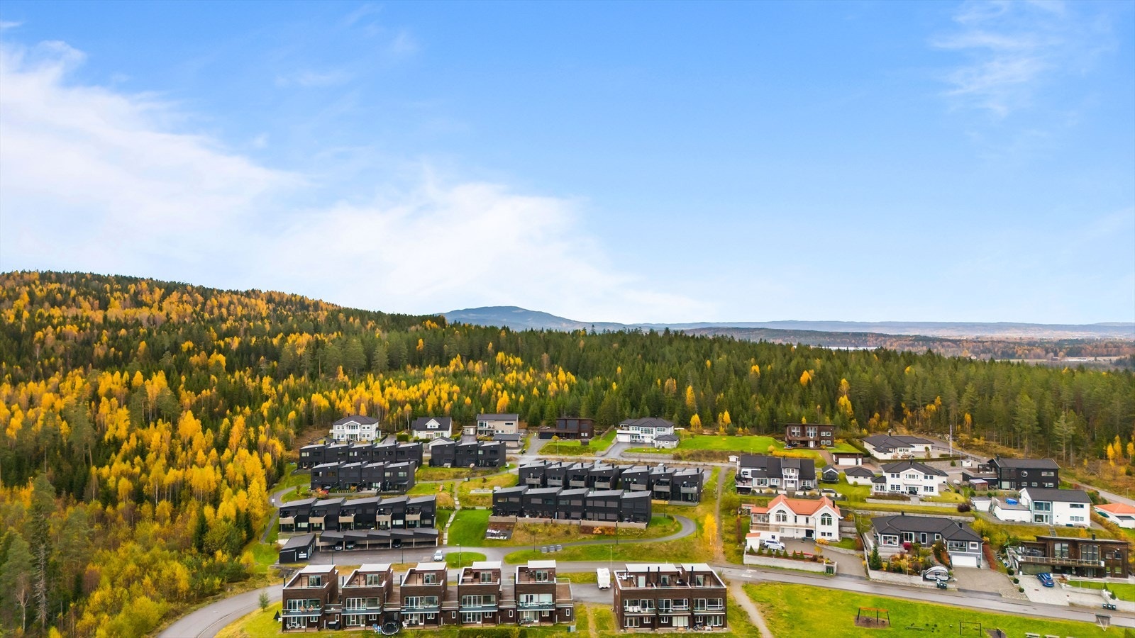 Romeriksåsen ligger like ved og byr på et variert friluftsliv med turstier, skiløyper og badevann. Galleribilde
