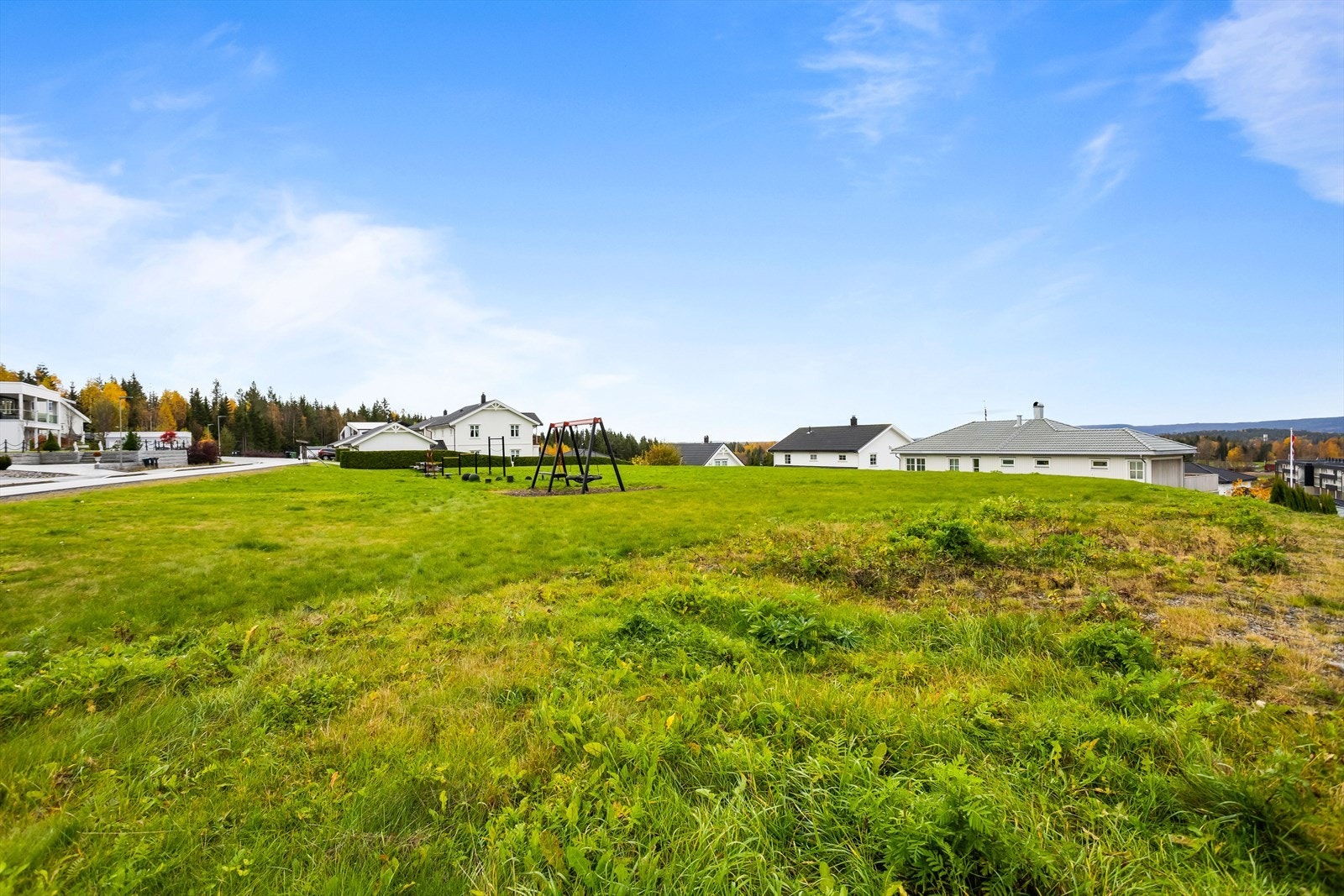 Nabolaget er trygt og barnevennlig, med lekeplasser og grøntområder rett utenfor døren. Galleribilde
