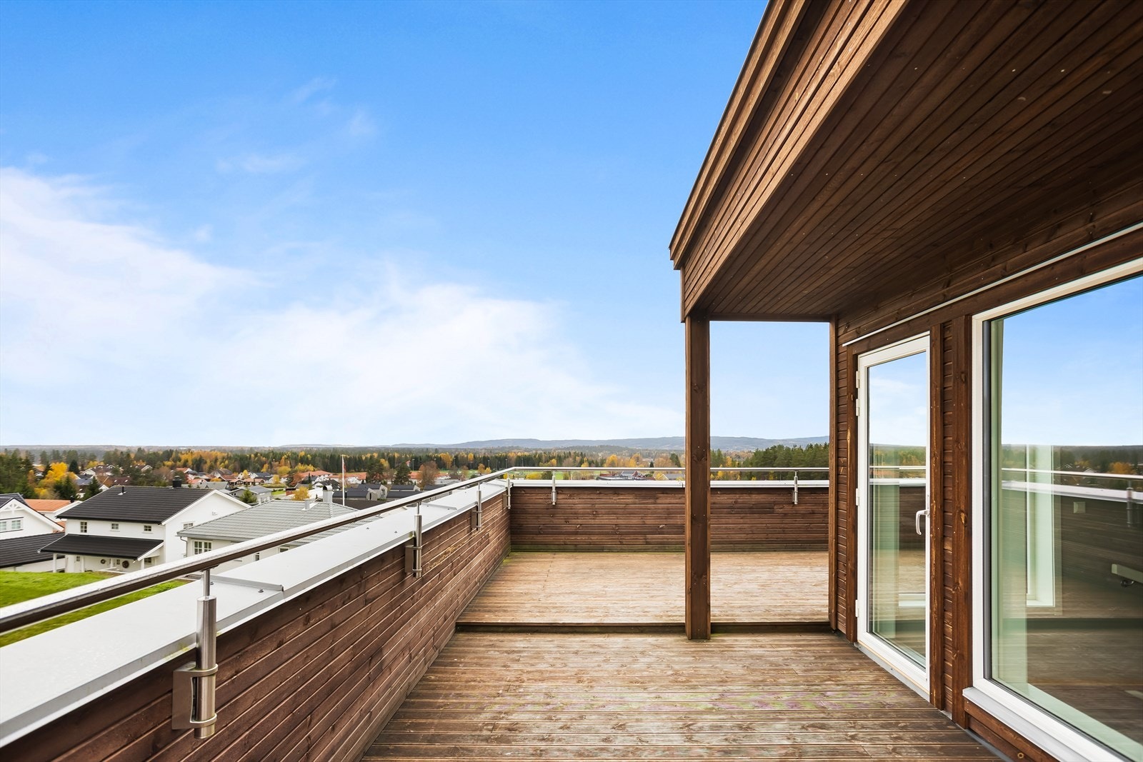 Her oppe er det god plass til flere sittegrupper og grill. Galleribilde