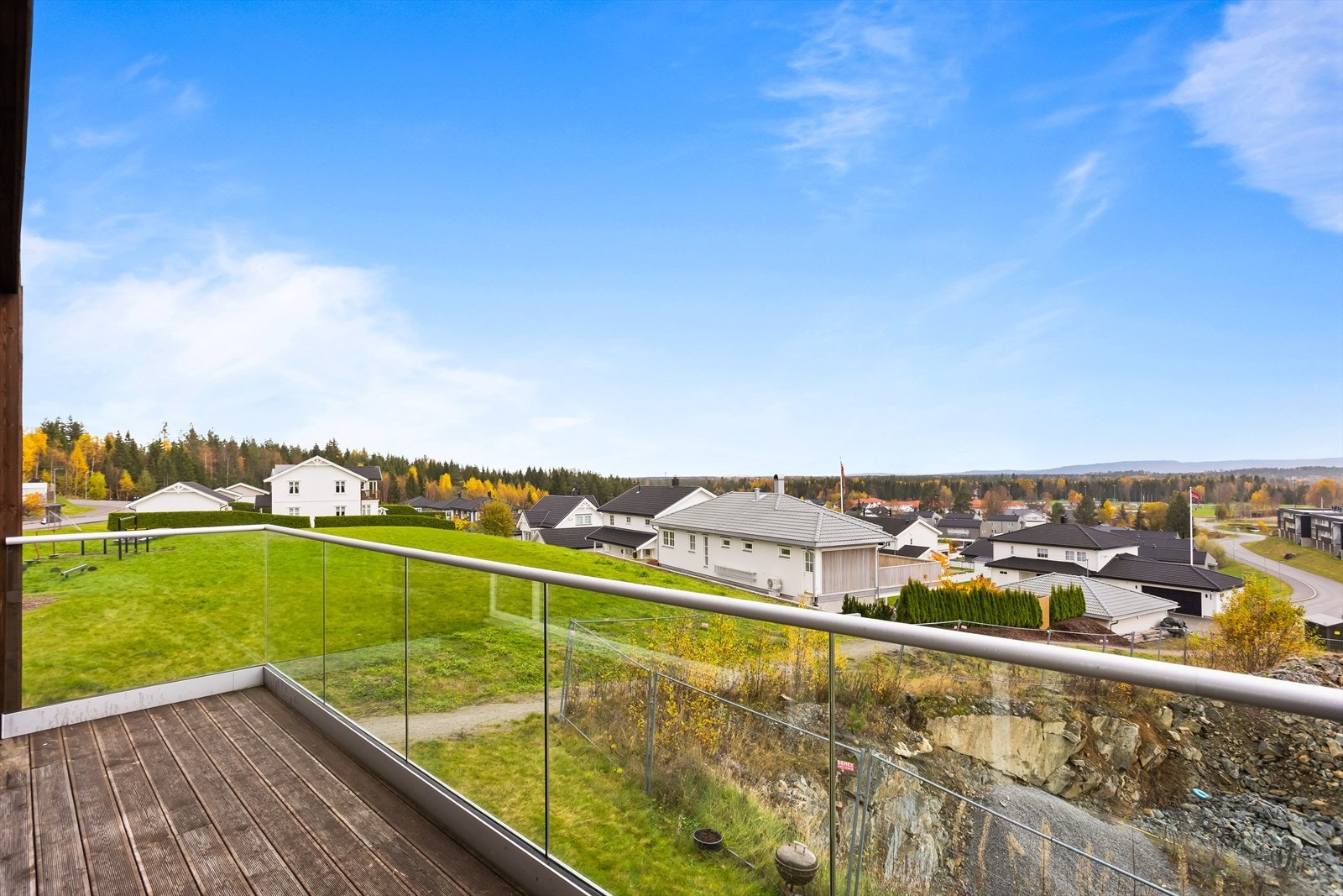 Fra stuen er det direkte utgang til en romslig balkong, som fungerer som en naturlig forlengelse av oppholdsrommet på varme dager. Galleribilde