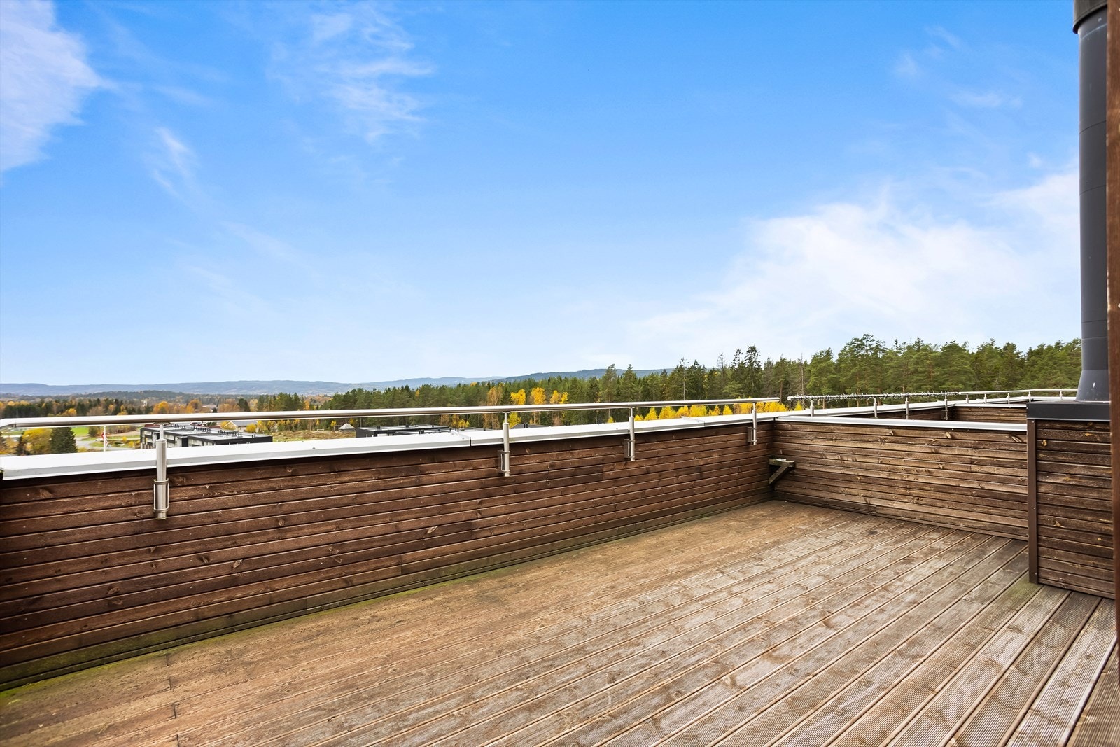 Uteplassen gir gode muligheter for å nyte solen gjennom dagen. Galleribilde