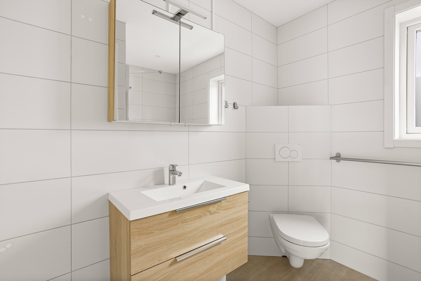 Delikat bad med flislagte overflater, varmekabler og spotter i taket. Galleribilde