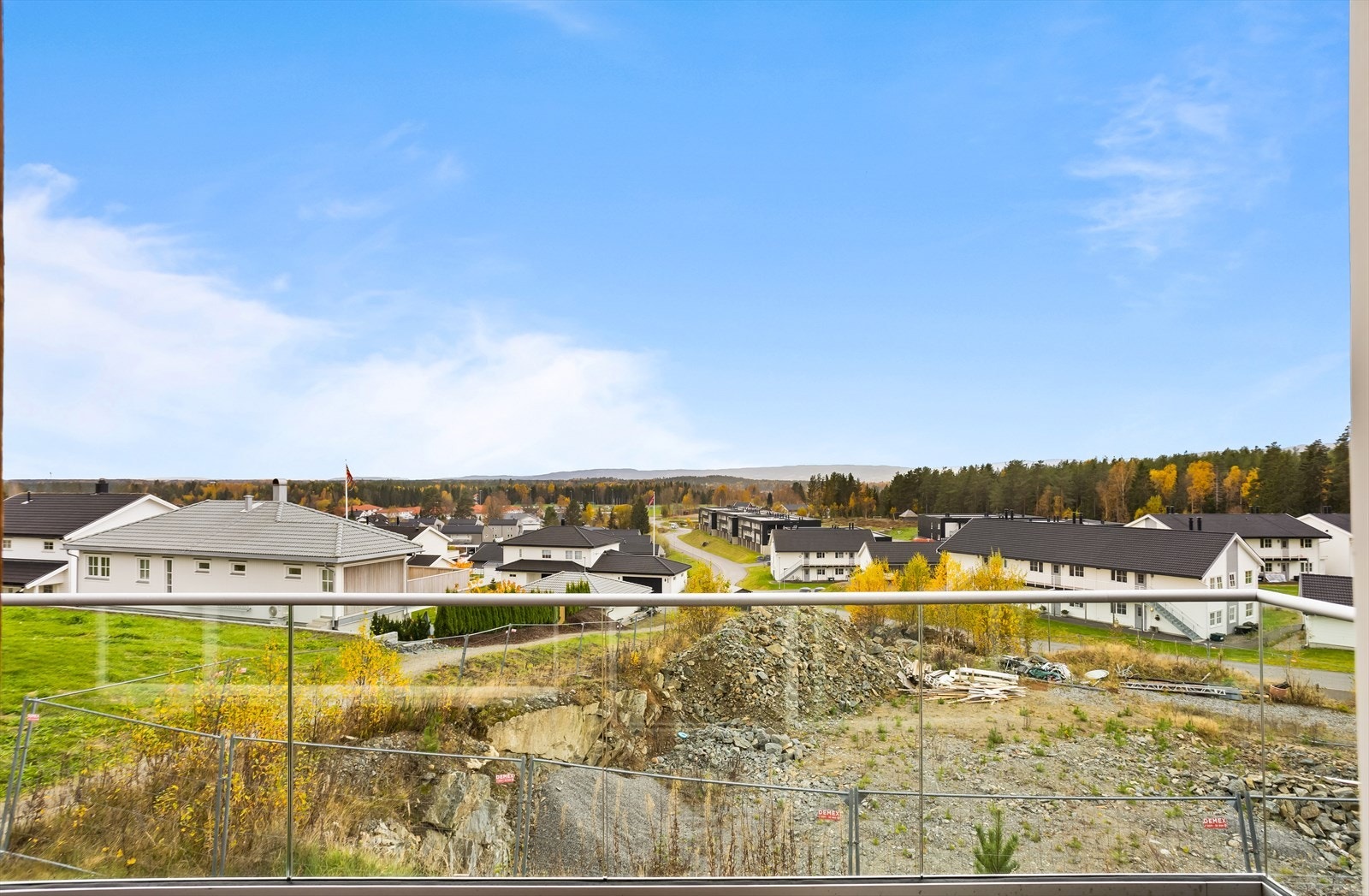 På balkongen er det plass til en hyggelig sittegruppe. Galleribilde