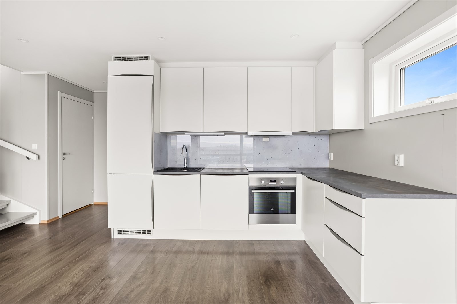 Kjøkkenet er utstyrt med integrerte hvitevarer og avtrekksvifte. Galleribilde