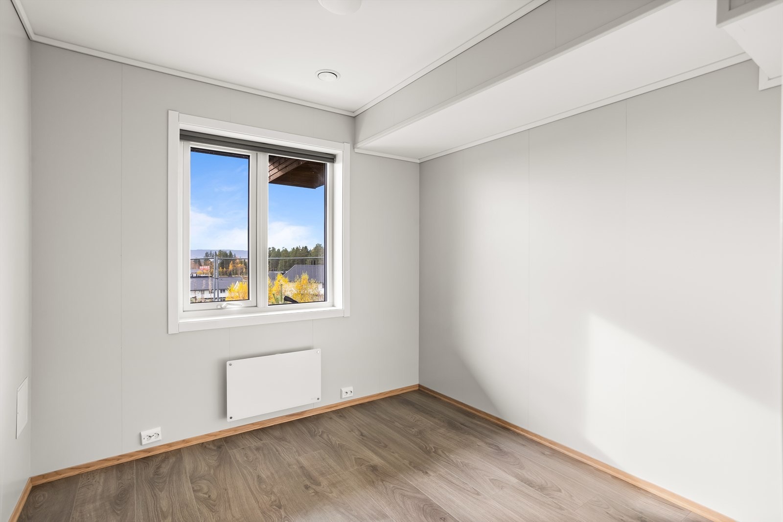 Soverommene har plass til seng, tilhørende nattbord og garderobeløsning. Galleribilde