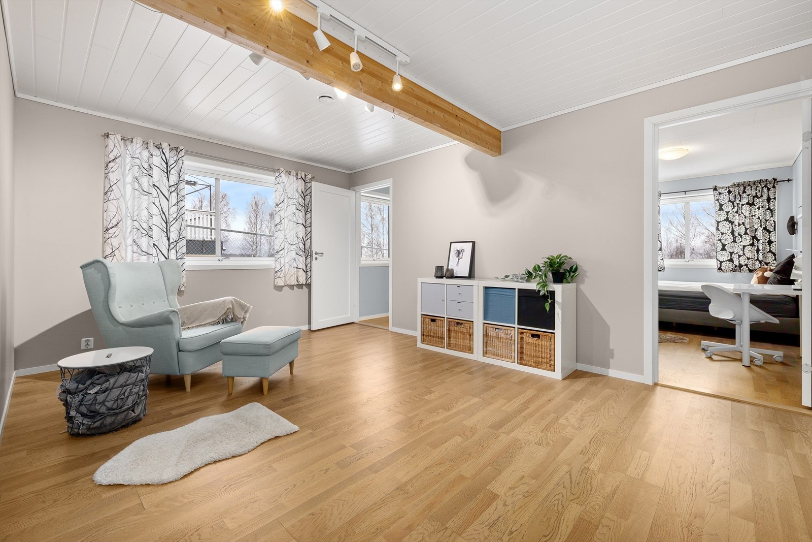 Det er en hyggelig stue i første etasje som kan innredes etter egne ønsker og behov. Galleribilde