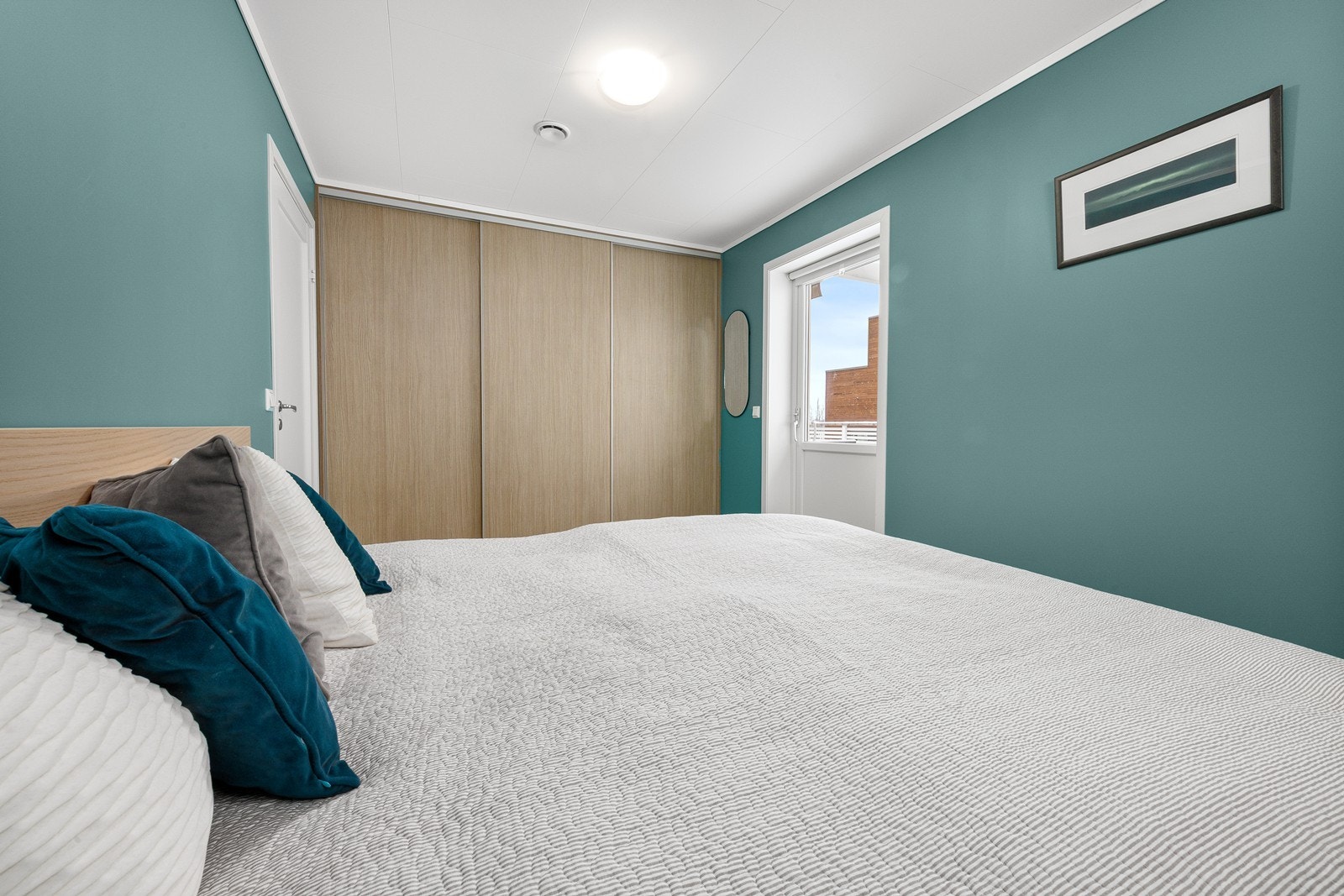 Soverommet har et innebygd garderobeskap og egen utgang til terrassen. Galleribilde