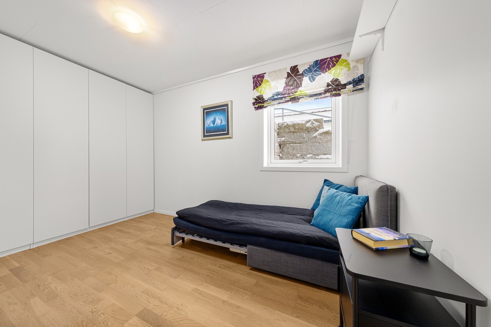 Soverom 3 har lyse overflater og et stort garderobeskap med god oppbevaringsplass. Galleribilde