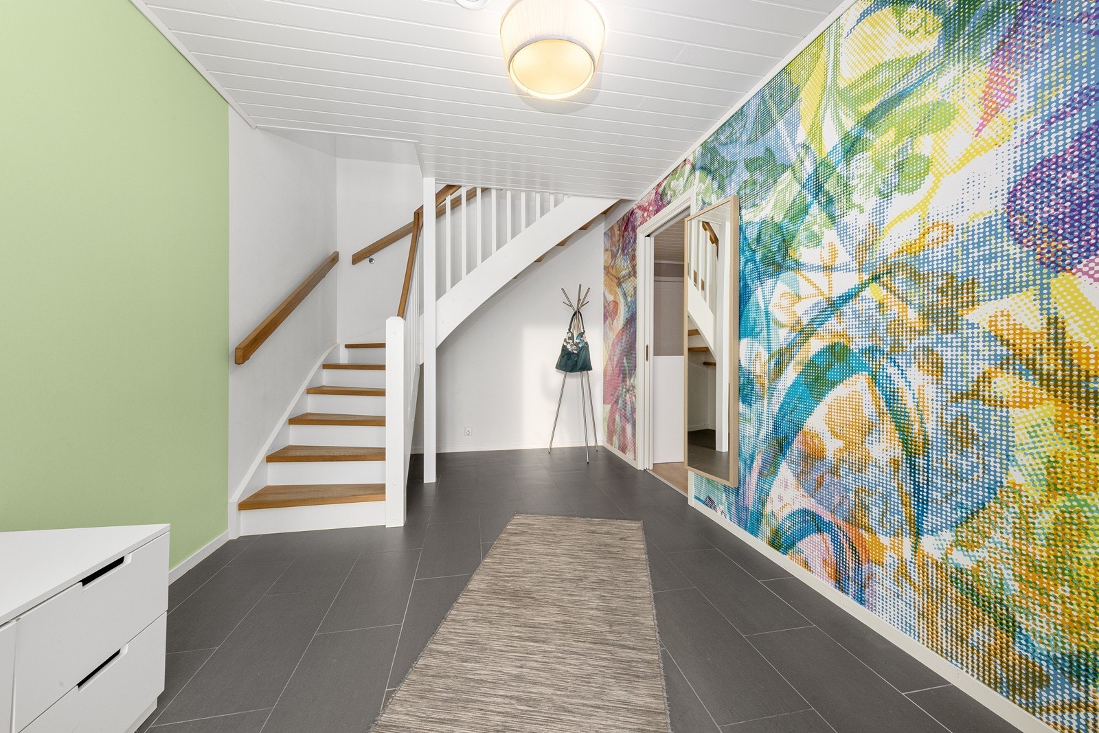 Fra gangen leder trappen videre opp til boligens andre etasje. Galleribilde