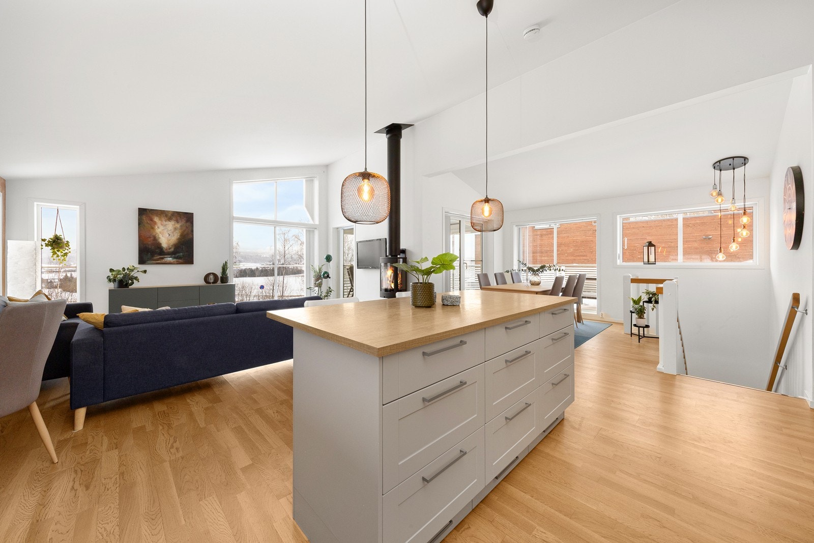 Boligen har en praktisk planløsning med åpen stue/kjøkken løsning. Galleribilde