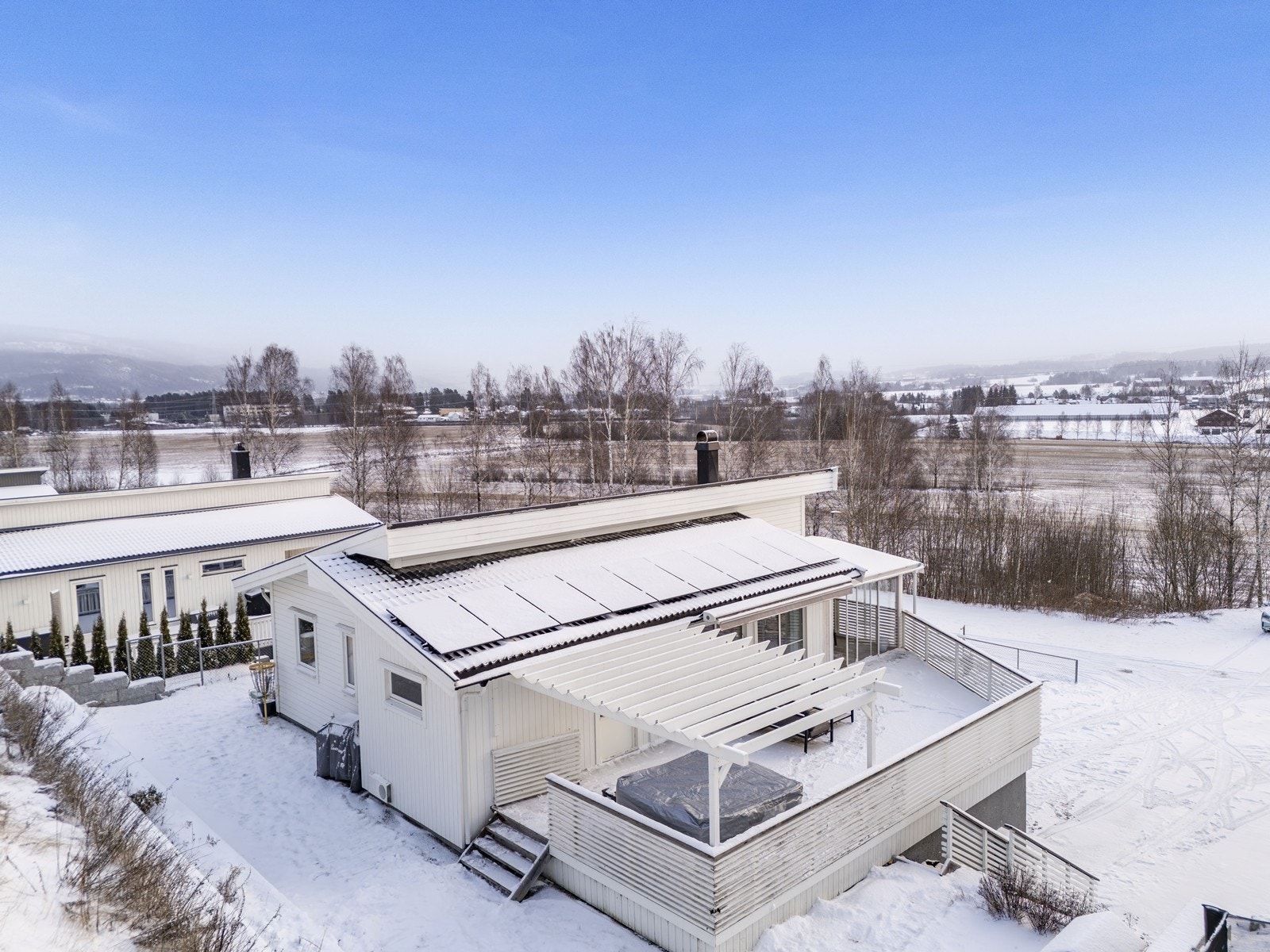 Det er montert solceller på tak - Bærekraftig og energibesparende Galleribilde