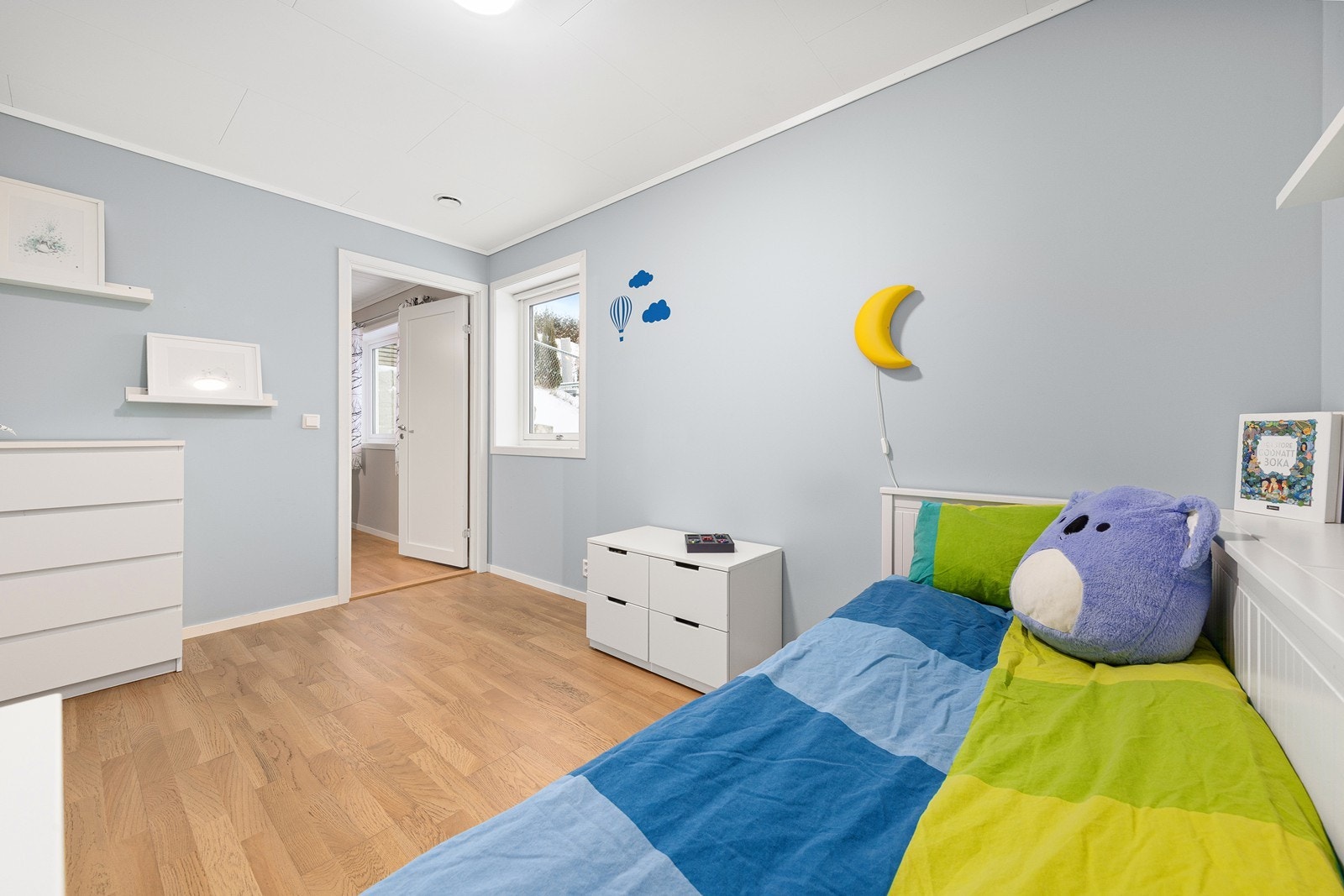 Boligen har fem innbydende soverom. Dette rommet brukes i dag som barnerom. Galleribilde