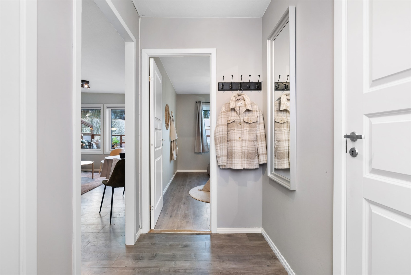 Gang/entrè med plass til oppheng av tøy. Galleribilde