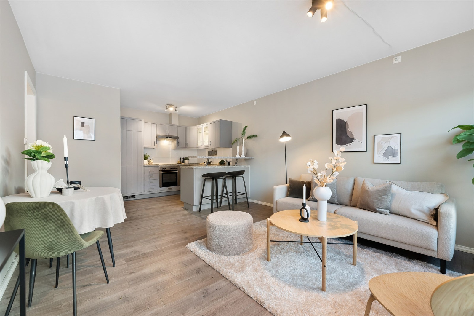 Åpen stue- og kjøkken løsning. Praktisk planløsning som gir god romfølelse. Galleribilde