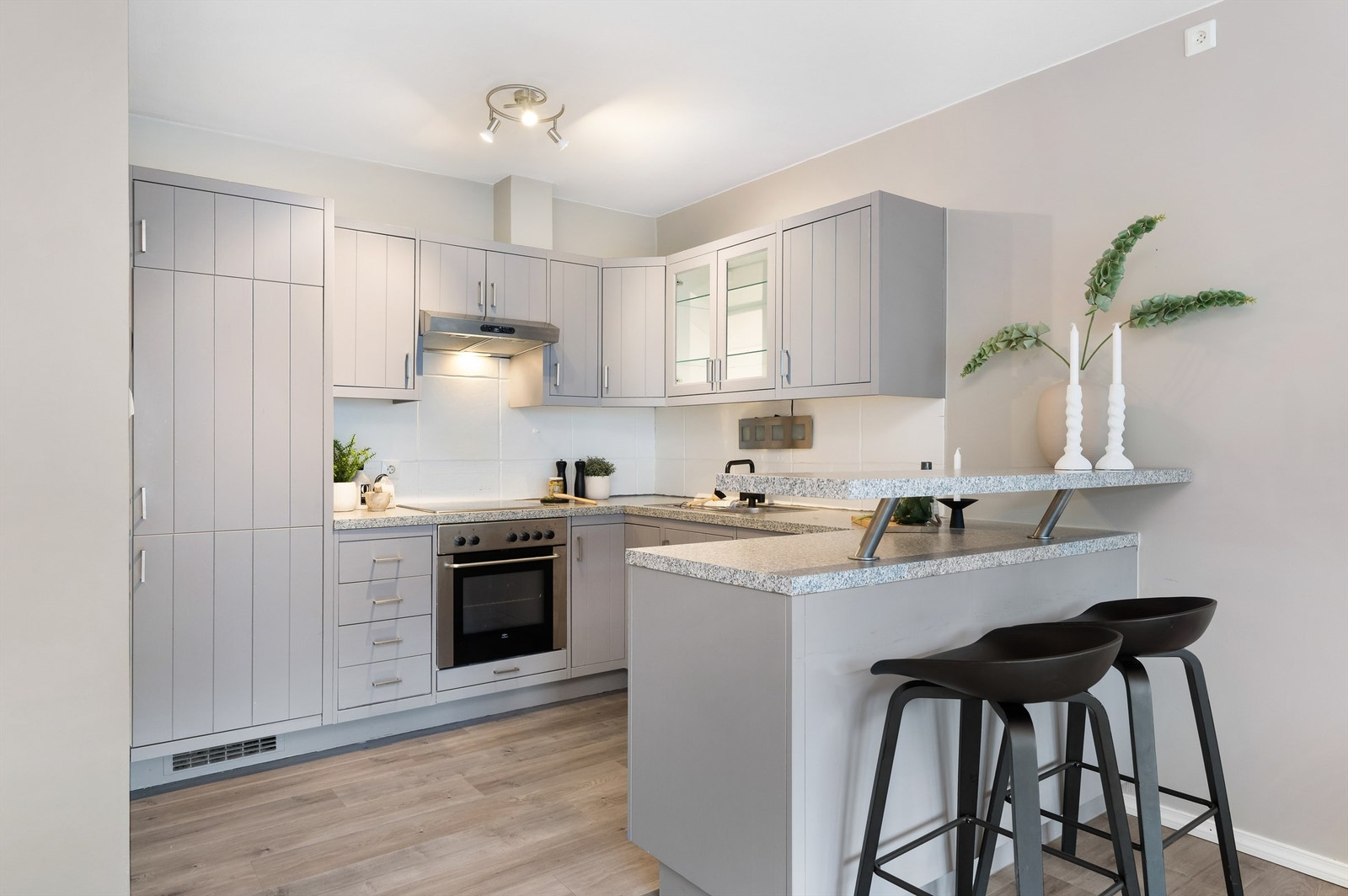 Kjøkken er stilrent med praktisk utforming. Galleribilde