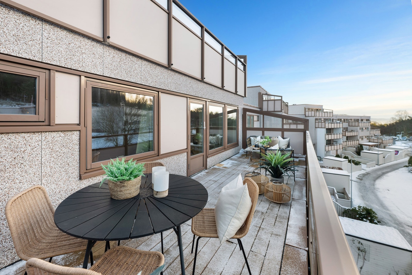 Balkongen er stor med plass til flere naturlige soner. Galleribilde