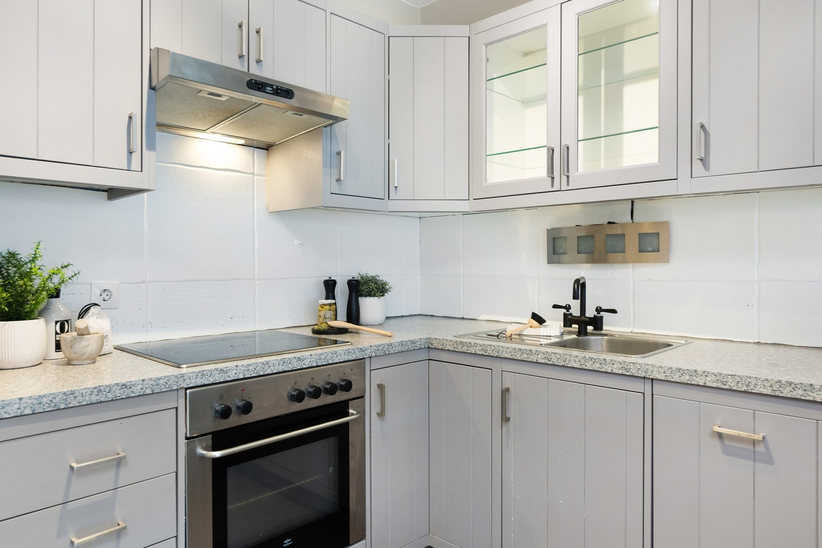 Mye skap- og benkeplass. Galleribilde