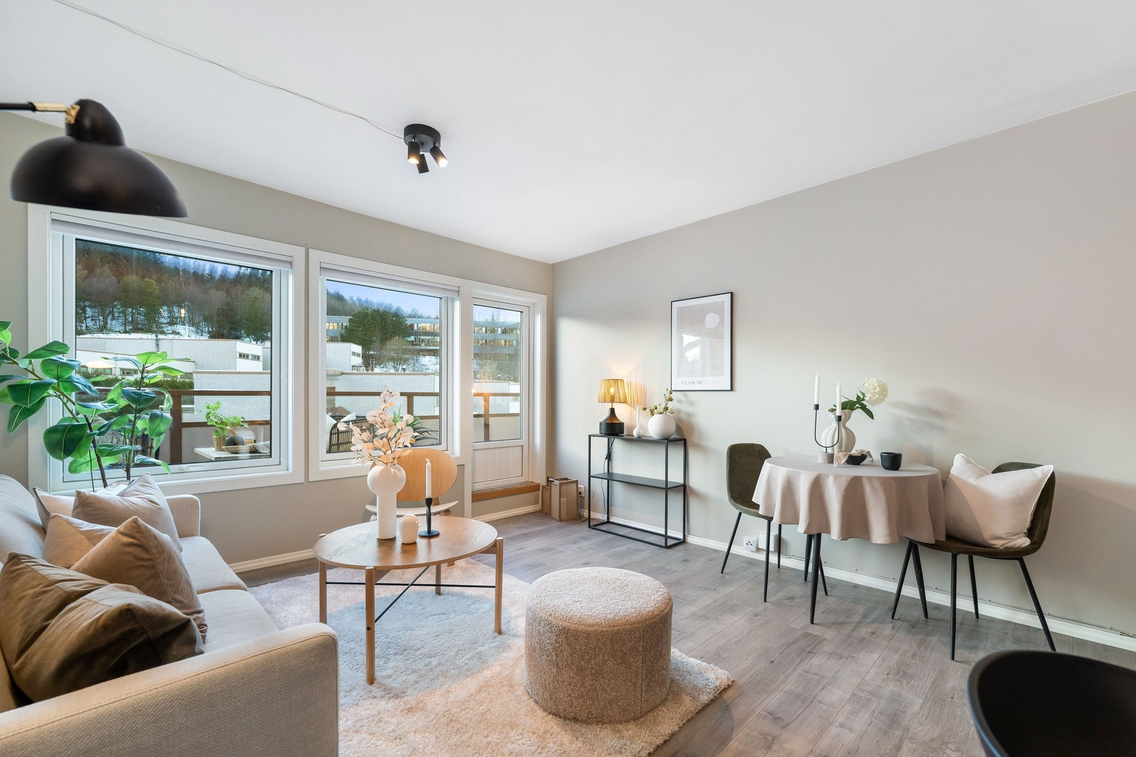 Stue i delikate farger. Galleribilde