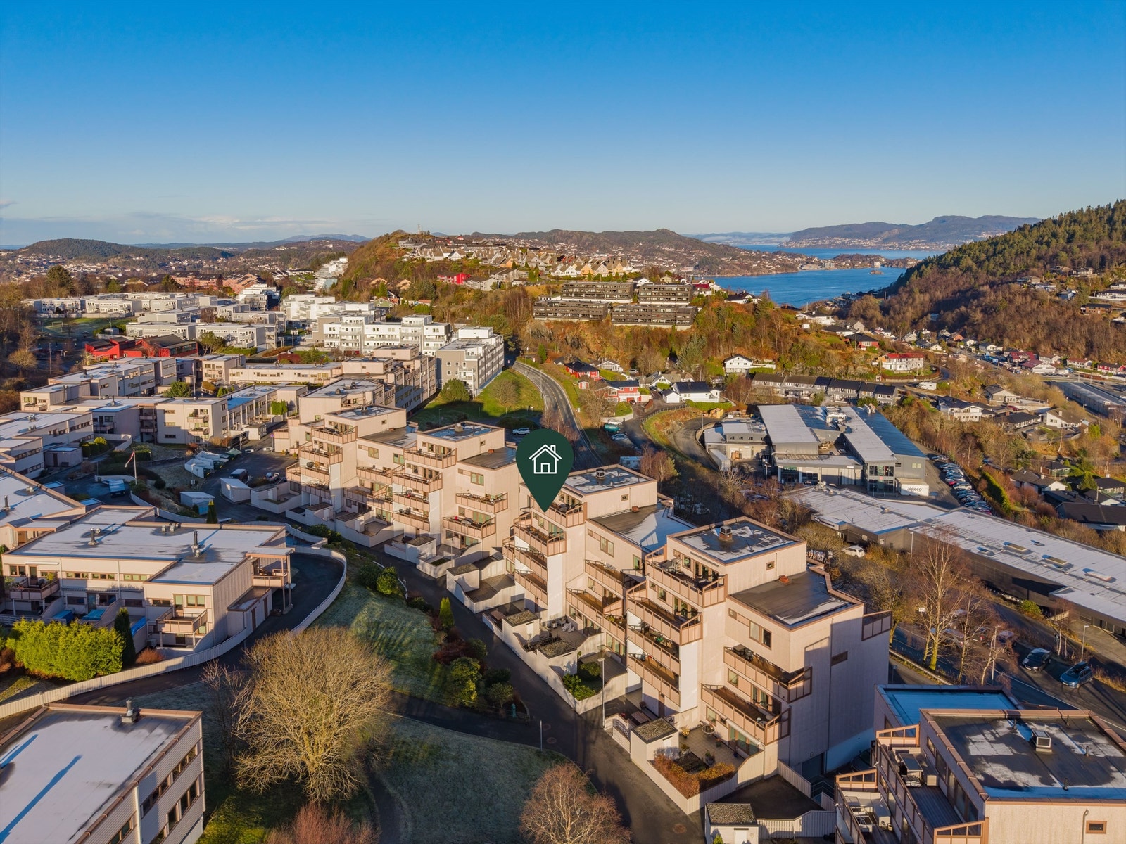 Borettslaget har varmtvann inkludert i felleskostnadene og ansatt vaktmester for oppfølging av vedlikeholdet i borettslaget. Galleribilde