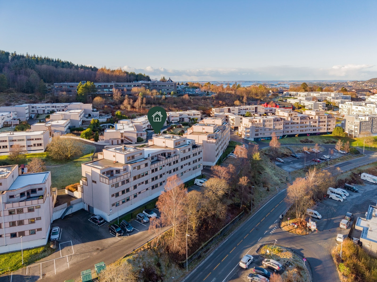 Borettslaget har parkeringsplasser som leies ut etter venteliste. Galleribilde