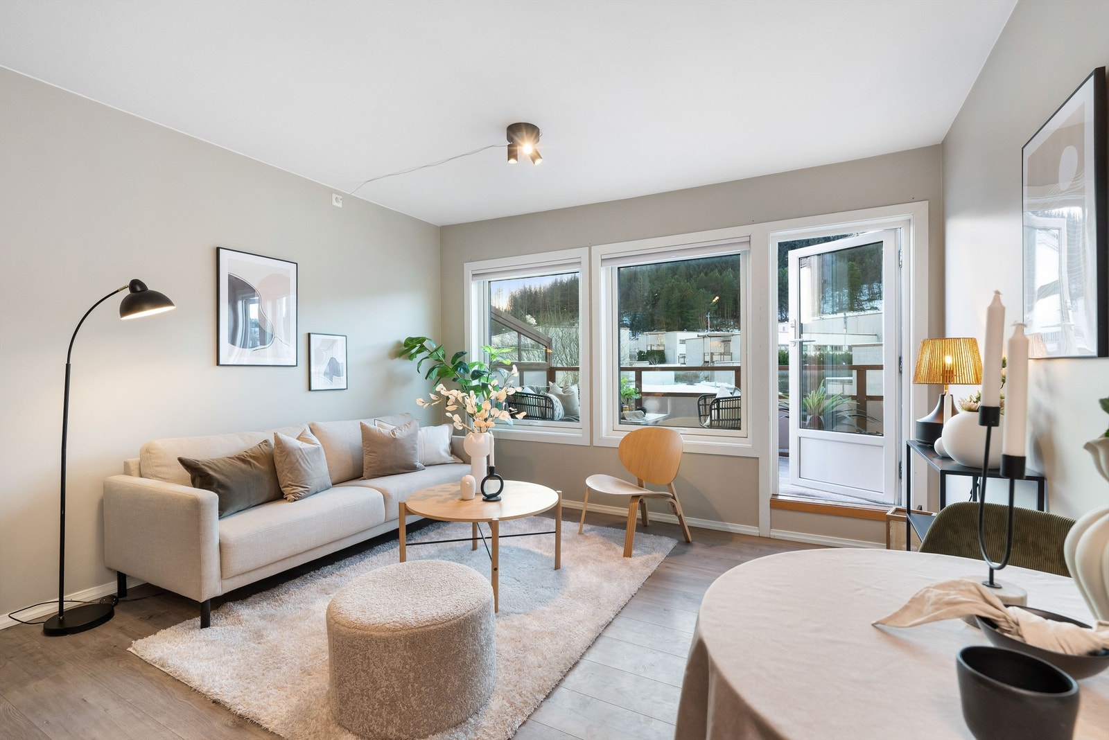 Stuen er lekker med behagelige farger og mye lysinnslipp. Galleribilde