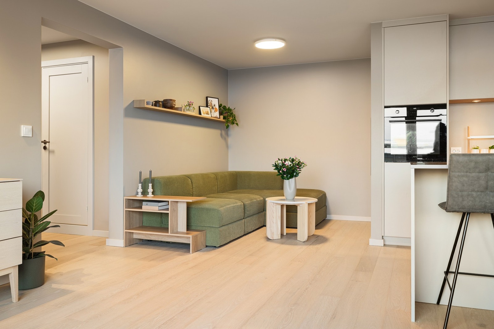 Hjørnesonen er i dag innredet som sofakrok med TV på vegg. Arealsmart romfordeling gir flere møbleringsmuligheter med eksempelvis også sofa langs vindushjørnet. Galleribilde