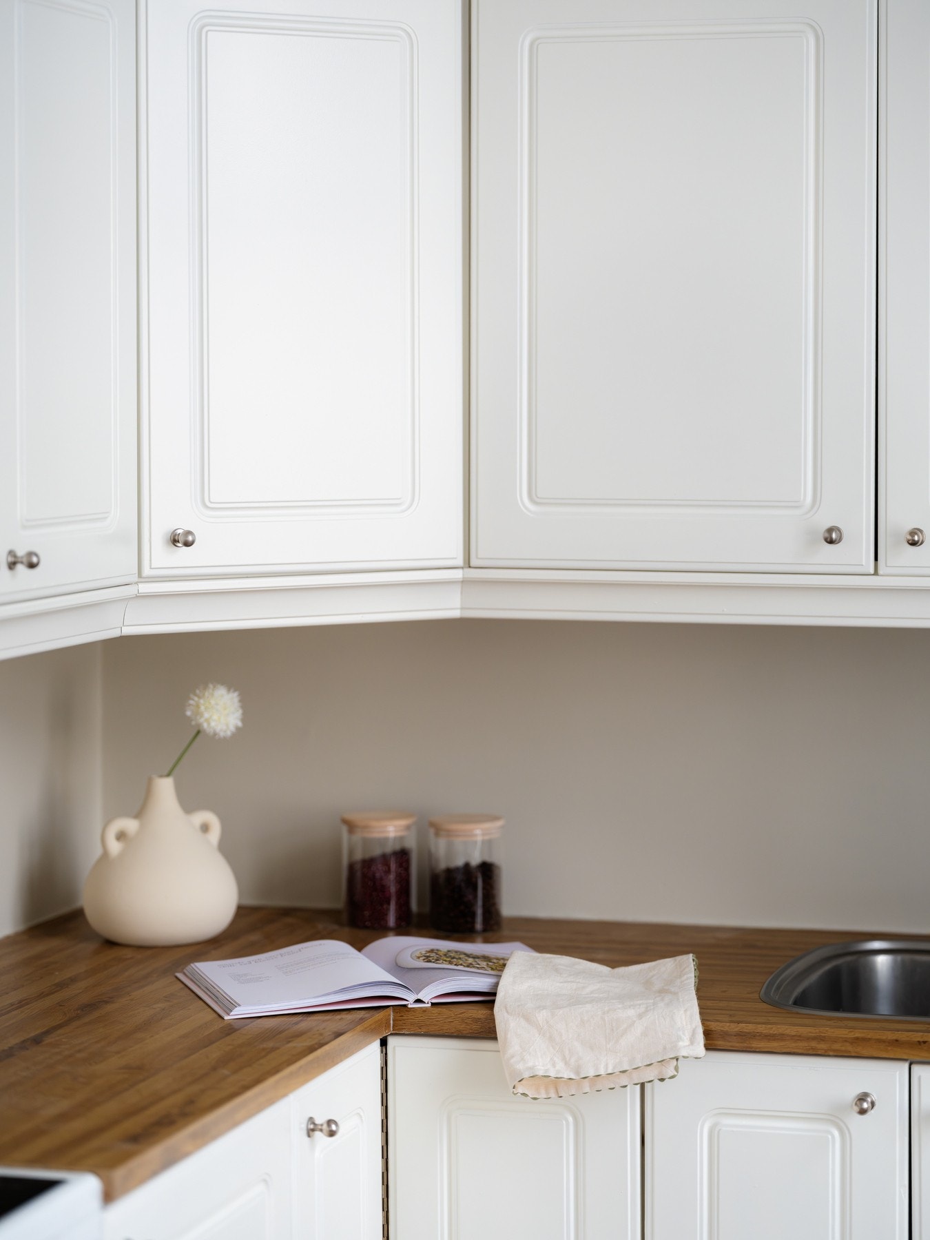 Lys, profilert innredning med benkeplate av laminat. Galleribilde