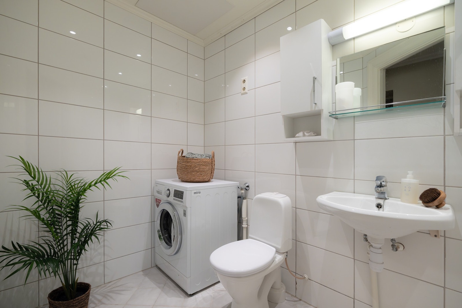 Boligens bad fra 1998 er lyst, flislagt med gulvvarme og downlights i himling. Det er opplegg for vaskemaskin. Galleribilde