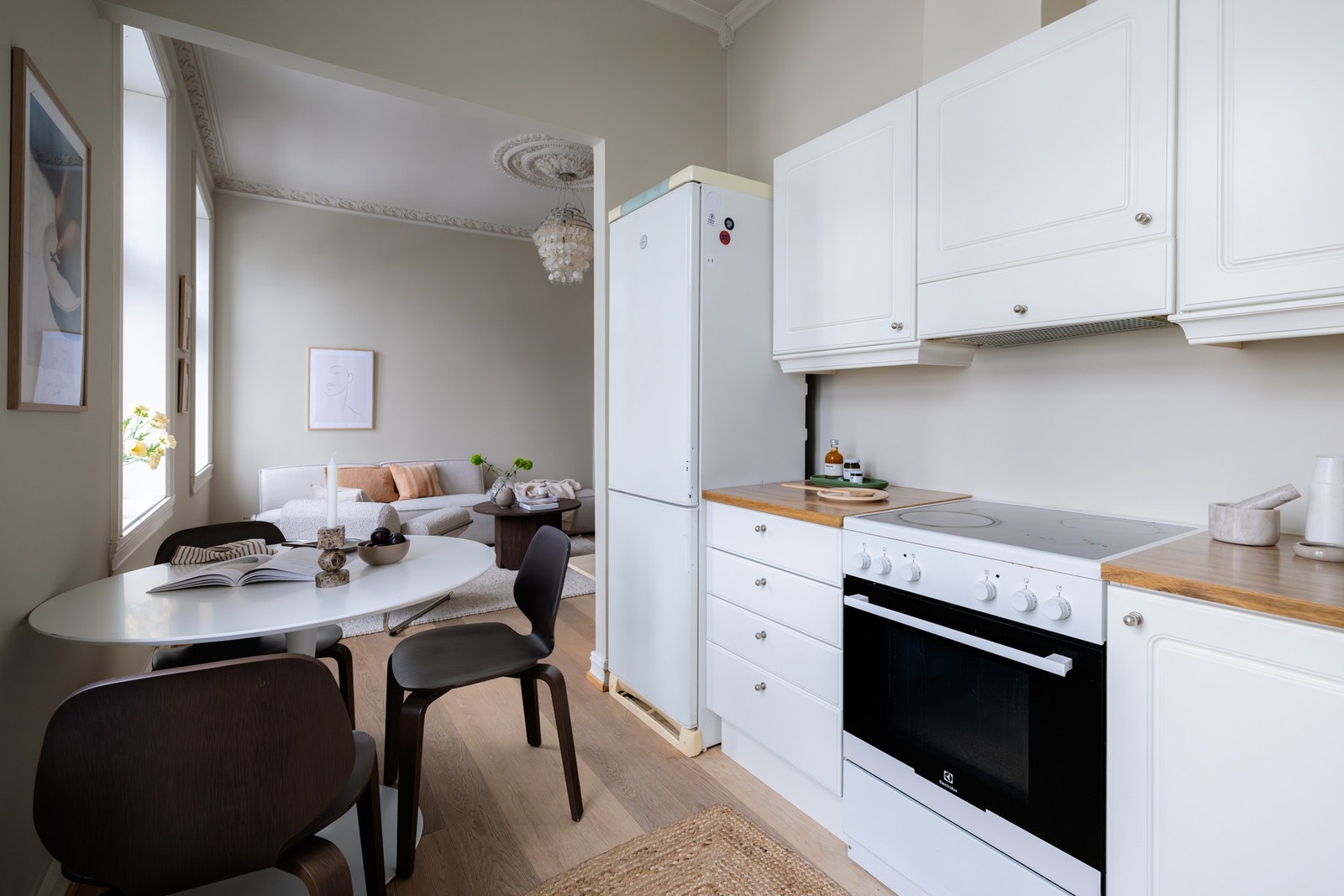 Videre er det hvitevarer som komfyr med platetopp, oppvaskmaskin og kjøleskap med fryser som medfølger. Galleribilde