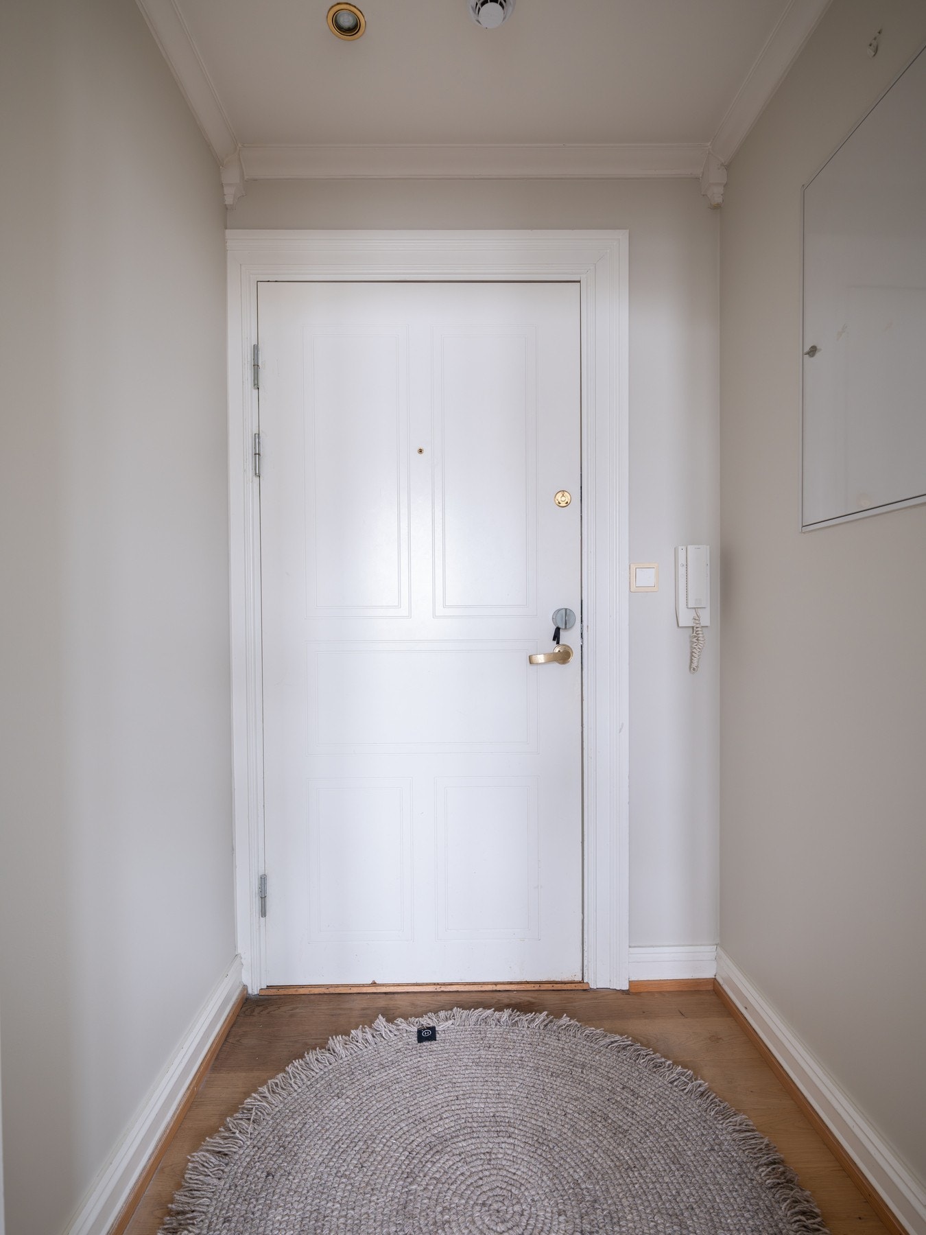 Lys entré med plass til knaggrekker, skostativ og speil. Av ekstern lagring medfølger to kjellerboder på totalt 4 kvm. Galleribilde