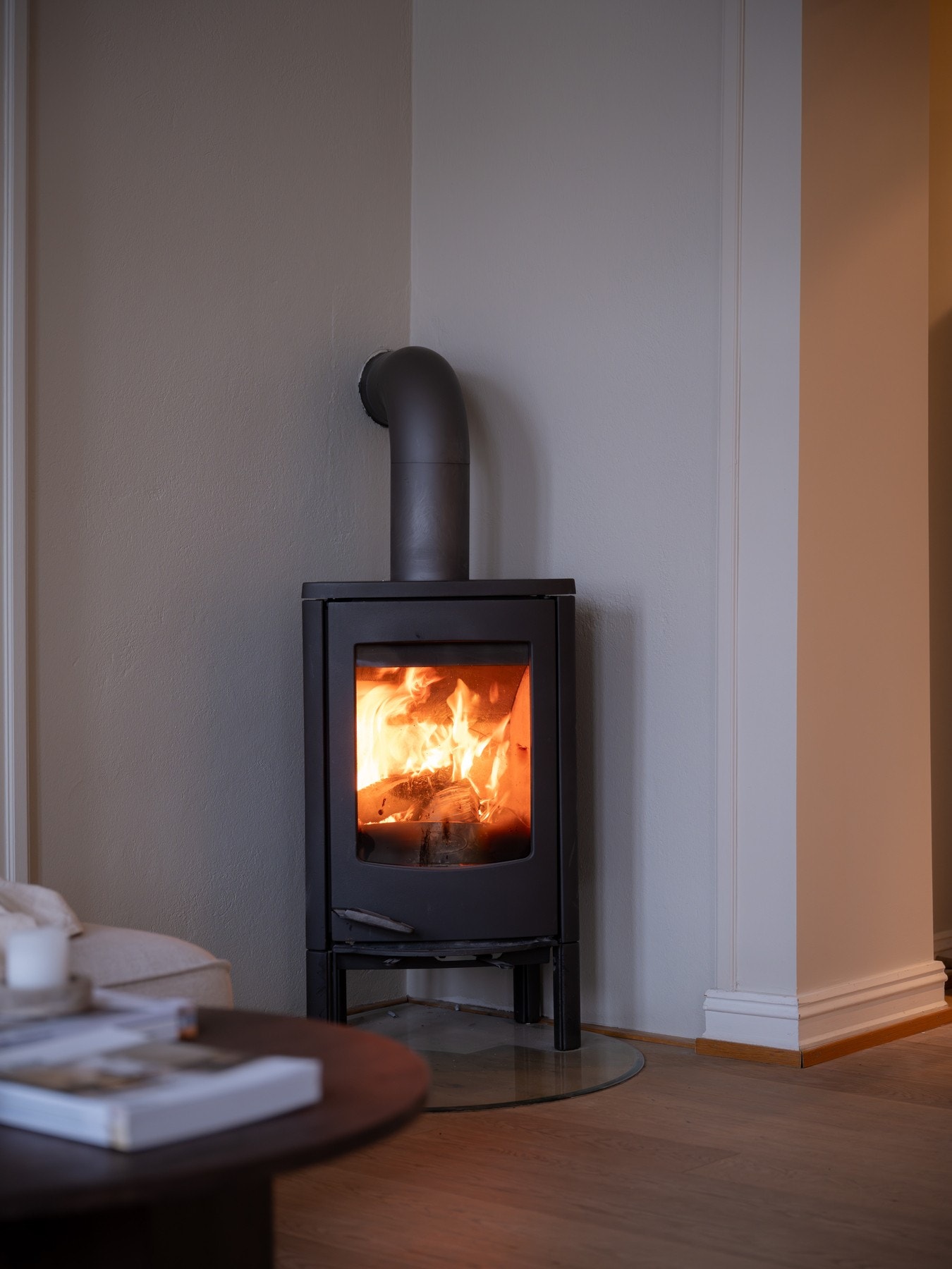 Moderne peisovn i hjørnet av stuen gir varme og hygge på kaldere dager. Galleribilde