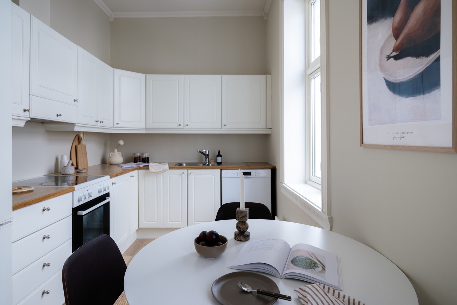 Kjøkkenet er delvis adskilt fra stuen som gir fine soneinndelinger. Galleribilde